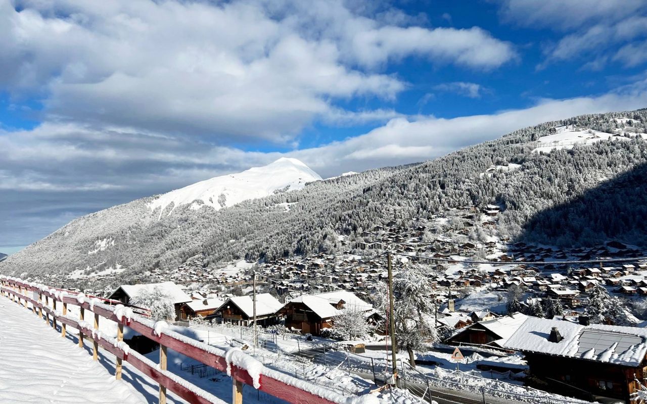 Avancement du chantier des terrasses des Nants chalet dans les Alpes françaises