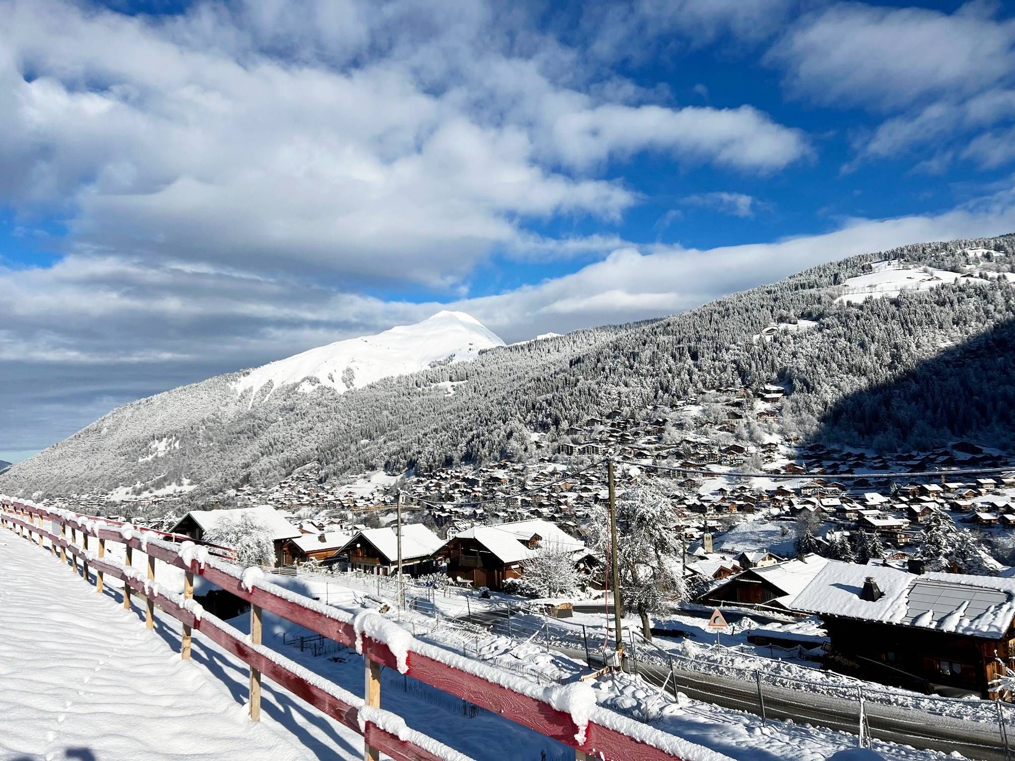 Avancement du chantier des terrasses des Nants chalet dans les Alpes françaises