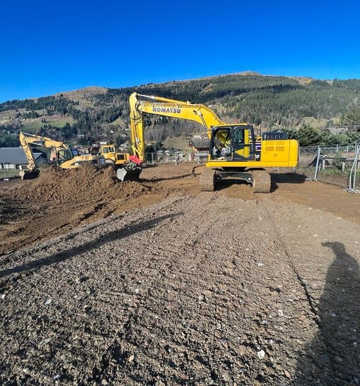 photo d'une pelleteuse du chantier ferme des pistes