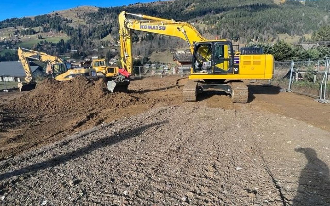 photo d'une pelleteuse du chantier ferme des pistes